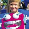 Monster: Paul Veenendaal (6) zeigt das von ihm benannte Monster Guggli. Foto: Capri-Sonne