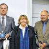 (gk)   Die erste Amtshandlung des neu gewählten Vorsitzenden der Verwaltungsgemeinschaft Uffenheim, Bürgermeister Wolfgang Lampe, war die Verabschiedung ausgeschiedener Vertreter der Gemeinschaftsversammlung. Die Bürgermeister, die bei der Kommunalwahl nicht mehr kandidiert hatten, waren bereits in der letzten Gemeinschaftsversammlung vor den Kommunalwahlen verabschiedet worden. Lampe dankte (von links) Roland Oppelt (Ergersheim, zwölf Jahre Mitglied), Ursula Suchanka (Uffenheim, sechs Jahre), Alfred Bätz (Oberickelsheim, sechs Jahre) und Ewald Geißendörfer (Uffenheim, 18 Jahre) für ihr Engagement für die Verwaltungsgemeinschaft. Nachgereicht bekommen Axel Brand (Hemmersheim, zwölf Jahre) und Bernd Schneider (Weigenheim) ihr Geschenk, weil sie an der konstituierenden Sitzung nicht teilnehmen konnten. G. KRÄMER