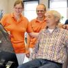 (rsf)   Seit 25 Jahren besteht in Stadtlauringen die Praxis für Massage und Physiotherapie Liszka. Jetzt wird nach umfangreichen Umbauarbeiten der Milon-Gesundheitszirkel angeboten, den Inhaber Bruno Liszka bei einem Tag der offenen Tür den Gästen vorstellte. Acht Physiotherapeuten und drei Trainer arbeiten in der Praxis. Im Bild Physiotherapeutin Lisa Wagenhäuser und Bruno Liszka, die den Gästen die Geräte vorstellten.
