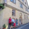 Vor Weierichs-Mühle in der Homburger Maintalstraße: Lothar Huller (links) führte die Gäste aus Dänemark – Henning Träger, Inge Kjelsen und Bent Träger (von links) – zu dem Anwesen, das deren Ur-Großvater Kaspar Träger gehört hatte.