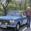 Rieneck (kw)   Vor über 50 Jahren war es Erwin Welzenbachs erstes Auto, nachdem er den Führerschein gemacht hatte: ein Fiat 1300. Inzwischen kamen viele neue, stärkere und technisch modernere dazu. Doch das erste Auto ist nun mal das erste Auto. Nun wurde er über eine Anzeige nach langem Suchen fündig: In Norddeutschland war genau ein solcher Fiat inseriert, Baujahr 1962, mit 65 PS, noch im Originalzustand und relativ gut erhalten. Den holte der Rienecker persönlich vom Verkäufer ab, und so steht er jetzt auf seinem Hof an der Staatsstraße beim Dürnhofgebiet. Es gab natürlich allerhand am Blech oder in der Innenverkleidung zu reparieren, erzählt Welzenbach, doch dabei kommen Erinnerungen und Gefühle an die Jugendzeit, das erste Auto und die unternommenen Touren wieder hoch. Bei schönem Wetter kann man Erwin Welzenbach nun häufig mit seinem blitzenden Fiat 1300 auf Tour sehen, wie auf dem Bild an der Mühlfahrtsbrücke, wo er einen kleinen Halt einlegte.
