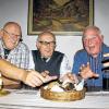 Da verliert Mann jede Zurückhaltung: Erhard Löser, Otto Schreiner und Fritz Knüttel stürzen sich aufs frisch gebratene Hähnchen. Ulrike Müller
