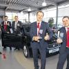 (spf)   Das Autohaus Schuler + Eisner in Werneck stellt gleich zwei Preisträger beim Finale des internationalen Wettbewerbs „Top Service People 2013/2014“ des Autoherstellers Seat: Reiner Baumgärtner aus Sulzheim verteidigte seinen Titel des Vorjahres und wurde erneut Weltmeister in der Kategorie Lackierer. Sein Kollege Tobias Zehe aus Hergolshausen errang einen hervorragenden zweiten Platz in der Sparte Karosseriebauer. Insgesamt hatten sich die weltweit 79 besten Service- und Kundendienst-Mitarbeiter von Seat aus 24 Ländern für das internationale Finale qualifizieren können, welches in Barcelona ausgetragen wurde. Die Endrunde des Wettbewerbs erfolgte in insgesamt sechs Kategorien: Karosseriebauer, Lackierer, Mechaniker/Elektriker, Serviceberater, Serviceleiter sowie Teiledienstleiter. Nach der theoretischen Prüfung mussten die Kandidaten im Praxis-Test beweisen, dass sie ihr Metier beherrschen. So galt es beispielsweise, am Fahrzeug eingebaute Fehler vor der Kundenauslieferung zu entdecken, Fehlfunktionen präzise zu diagnostizieren oder farbecht, schnell und perfekt mit einer möglichst bedarfsgerecht angemischten Farbe nachzulackieren. Nach der Auswertung der Ergebnisse aller Final-Teilnehmer wurden die drei Bestplatzierten jeder Kategorie ausgezeichnet. „Wir sind sehr stolz, dass wir diesmal nicht nur den WM-Titel verteidigt haben, sondern auch noch eine Silbermedaille gewonnen haben. Das verdeutlicht die hohe Qualität der Arbeit unserer Mitarbeiter“, sagte Marcus Eisner vom Autohaus Schuler + Eisner nach der Rückkehr seines Erfolgsduos aus Spanien (im Bild vorne, von links): Reiner Baumgärtner und Tobias Zehe zusammen mit Marcus Eisner (hinten, Bildmitte) und den Seat-Service-Gebietsleitern Dieter Grape (links) und Sebastian Posch.