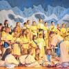 Jesus (Jakob Eck, vorne rechts) heilt Aussätzige, isst mit Kranken und Verrückten und nimmt sich einer Ehebrecherin an. Auch dies erzählt das Kinder-Musical „Auf der Spur von Jesus“, das in Haßfurt vom evangelisch-lutherischen und katholischen Kinderchor unter der Leitung von Ute Höfner und Johannes Eirich uraufgeführt wurde.