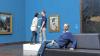Der Künstler und eines seiner von Museumsbesuchern erstellten Kunstwerke: Erwin Wurm vor „Organisation von Liebe“.