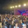 (eh)    Via Internet verbreitete sich die Nachricht vom Auftritt eines der berühmtesten deutschen DJs beim 23. Open Air im Garten Unsleben wie ein Lauffeuer. Robin Schulz, bekannt durch seinen Megahit „Waves“, war in diesem Jahr der Publikumsmagnet mit ungeheuerer Anziehung. Über 2000 Zusagen wurden den Veranstaltern der Pfarrhausjugend von Unsleben daher schon im Vorfeld online zugestellt. Tatsächlich war dann bereits bei den Klängen der beiden hiesigen Plattenaufleger von Fedabeatz das Gelände auf der Schlosswiese dicht bevölkert, so dass der ansonsten übliche Veranstaltungsort im Pfarrgarten in diesem Jahr wohl bei Weitem gesprengt worden wäre. Aber so bot das Happening ausreichend Platz für die mehreren Tausend Besucher, die sich die Party nicht entgehen lassen wollten. Sie genossen gut gelaunt, tanzend und begeistert den mitternächtlichen Auftritt ihres Stars.