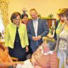 Machte sich ein Bild: Ministerin Emilia Müller (Zweite von links) beim Rundgang durch das Seniorenheim.