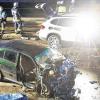 (lsw)   Er raste als Geisterfahrer über die Bundesstraße und verursachte einen Unfall. Die Folge: ein Toter und ein Verletzter. Ein Geisterfahrer ist bei einem Unfall in der Nähe von Eislingen/Fils (Landkreis Göppingen) ums Leben gekommen. Der 39-Jährige war in der Nacht zum Samstag auf der Bundesstraße 10 entgegen der Fahrtrichtung unterwegs, wie die Polizei mitteilte. Nach fünf Minuten Fahrt in falscher Richtung kam es zu einem Zusammenstoß mit einem 57-jährigen Autofahrer. Dieser erlitt einen Schock und leichte Verletzungen. Der Falschfahrer starb noch an der Unfallstelle. Die Bundesstraße 10 ist auf der Höhe Eislingen/Fils vierspurig. Die Kollision fand auf dem linken der beiden Fahrstreifen in Richtung Ulm statt. Zur Identität der beiden Männer machte die Polizei keine Angaben. Es waren mehrere Rettungswagen und sechs Einsatzfahrzeuge der Feuerwehr vor Ort. Sie mussten den Getöteten mit schwerem Gerät aus dem Auto befreien. Die Straße in Richtung Ulm blieb mehrere Stunden voll gesperrt. Der Verkehr wurde an der Anschlussstelle Eislingen-West ausgeleitet. Der Schaden: etwa 44 000 Euro.