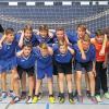 (rus)   Einen überraschenden Sieg errang die Handball-Mannschaft des Gymnasiums Bad Königshofen bei der Kreismeisterschaft der Schulen. Bad Königshofen gewann 8:5 gegen das Rhön-Gymnasium Bad Neustadt, 11:8 gegen die Mittelschule Bad Neustadt und 9:2 gegen das Schönborn-Gymnasium Münnerstadt. Als großer Rückhalt erwies sich Bad Königshofens Torwart Laurin Denninger, der die gegnerischen Werfer reihenweise zur Verzweiflung brachte (hinten von links): Organisator Michal Panfil (HSC Bad Neustadt), Niklas Krämer, Sebastian Birmelin, Leonhard Hüllmandel, Johannes Anding, Vincent Kühn, Trainer Frank Wiesenmüller sowie (vorne) Leander Adam, Max Kießner, Jakob Wiesenmüller, Jona Köhler und Laurin Denninger.