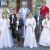 (sc)   Am Sonntag führten Pfarrer Rudolf Kunkel und Gemeindereferentin Johanna Dünninger in der Kirche St. Peter und Paul in Aidhausen drei Mädchen und drei Buben erstmals zum Tisch des Herrn. Musikalisch begleitet wurde der Ein- und Auszug von der Aidhäuser Blaskapelle. Den Festgottesdienst schmückte eine Band unter der Leitung von Hugo Hümpfner musikalisch aus. Im Bild die Kommunionkinder (von links) Ayleen Wysocki, Xaver Kraus, Jannik Schmitt, Emily Schneider, Adrian Reuter und Juli Wörtmann mit Pfarrer Rudolf Kunkel und Johanna Dünninger.