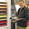 Bunte Welt: Maler- und Lackierermeister Christian Keßler (35) inmitten der Auswahl an Bodenbelägen in allen Materialien und Farben.