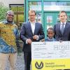 (ts)   750 Euro spendete die Deutsche Vermögensberatung (DVAG) an den Verein Crayon Schweinfurt. „Wir möchten uns gerne für den guten Zweck einsetzen“, sagte Agenturleiter Dimitri Mayer (rechts). Gemeinsam mit DVAG-Regionaldirektionsleiter Matthias Münch (Zweiter von links) beschloss er, den Verein Crayon zu unterstützen, dessen Ziel es ist, Kindern Afrika näher zu bringen. Man freue sich, mit der Spende einen Teil der Erstausstattung finanzieren zu können, sagte Vereinsleiter Latévi Lawson-Late-Goo (links), der mit seinem Sohn Jusniel zur Übergabe gekommen war.