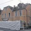 Dem Abriss geweiht: Das Dach ist schon teilweise abgedeckt, die Fenster sind entfernt und der Bauzaun aufgebaut: Die Gaststätte „Zum Onkel“ in der Frankfurter Straße wird wohl unwiderruflich aus dem Zellerauer Stadtbild verschwinden.