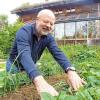 Grünes Idyll: Wenn Hans-Josef Fell daheim ist, kümmert er sich gerne um die selbst gezogenen Pflanzen.