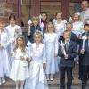 Die Kommunionkinder aus Bischofsheim und Haselbach mit Pfarrer Manfred Endres.