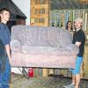 Jugendraum zu verschenken: Die Dimbacher Dorfjugend sucht dringend einen Nachnutzer für ihre beiden als Jugendtreff ausgebauten Container. Sofas, Bar und sogar ein Holzofen und eine Hochfeuerstelle laden zum Feiern ein. Im Bild (von links) die Verantwortlichen Daniel Schulze, Doris Falkenstein und Philipp Rumpel.
