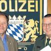 Nur noch Freizeit: Inspektionsleiter Egon Sturm verabschiedete Polizeihauptkommissar Detlef Zimmermann (links) in den Ruhestand.