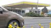 (hh)  Die ehemalige Shell-Tankstelle in der Mainberger Straße ist seit Ende 2012 geschlossen und sollte unter der Marke Esso bereits Anfang 2013 wieder eröffnen. Weil sich lange Zeit nichts tat und man eine „Ruine“ an dieser „zentralen Einfallstraße“ fürchtete, richtete die Schweinfurter Liste/Freie Wähler (SWL/FW) kürzlich eine Anfrage ans Rathaus, welche Kenntnisse die Stadtverwaltung über die Planungen habe. Die Antwort war wenig aussagekräftig. Anträge des Grundstückseigentümers über eine eventuell geplante Nutzungsänderung lägen nicht vor, hieß es mündlich im Bauausschuss des Stadtrates und schriftlich an SWL/FW.  Man rechne aber damit, dass auch künftig auf dem Gelände eine Tankstelle betrieben werde. Auf Nachfrage dieser Zeitung bei der Ring Garagen GmbH bestätigte das nun ihr Chef Rainer Hartmann. Die Pläne, statt Shell dort eine weitere Esso-Tankstelle – die dann vierte im Stadtgebiet unter Ring Garagen-Flagge – zu eröffnen, hätten sich zerschlagen und seien der Grund für die Verzögerung. Unter welcher Marke es an der Kreuzung weitergeht, konnte er noch nicht sagen. Mit einer Wiedereröffnung ist aber noch vor den Sommerferien zu rechnen.