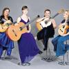(gh)   Gitarren pur sind mit dem Quartett „Gitarrissima“ am Samstag, 3. Mai, um 19 Uhr im Schüttbau zu erleben. Die vier jungen Gitarristinnen aus Österreich, Ungarn und der Tschechischen Republik verzaubern mit einfühlsamen Interpretationen, sensiblem Zusammenspiel und Virtuosität. In außergewöhnlicher Besetzung – das Quartett besteht aus einer Oktavgitarre (Melanie Hosp), zwei Konzertgitarren (Réka Mihalovics und Lucie Bystronová) und einer Bassgitarre (Emily Smejkal) – und mit originellen Arrangements verzaubert das Ensemble sein Publikum. Populäre Werke der Klassik, aber auch weniger bekannte Kompositionen erklingen nun in völlig neuem, ungewohntem Sound. Das entstehende Klangbild besitzt Farbenreichtum und eine selten gehörte orchestrale Dichte – ein echter Leckerbissen für alle Freunde der Gitarrenmusik. Bereits ab 16 Uhr stellen die Instrumentenbauer Hermann Gräfe, Christian Trapp und Michael Götz im Foyer des Schüttbau von der E-Gitarre über Klangliegen bis zur Konzertgitarre eine Vielfalt ihrer Instrumente aus. Kartenvorverkauf bei Musik Hofmann in Hofheim oder unter  (0 95 23) 848.