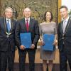Herausragende Wissenschaftler ausgezeichnet: Eine Juristin und ein Physiker erhielten den Carus-Preis der Stadt Schweinfurt. Im Bild (von links) Prof. Dr. Jörg Hacker, Leopoldina-Präsident, Prof. Dr. Stefan W. Hell, Prof. Dr. Giesela Rühl und OB Sebastian Remelé.