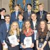 (reds) In der St.-Andreas-Kirche in Remlingen wurden zehn Konfirmanden eingesegnet. Anknüpfend ans Thema „Remlingen ist bunt – multikulturelle Vielfalt in unserer Heimat“ überreichte Kirchenvorsteherin Ute Ebeling bunte Engel. Musikalisch gestaltet wurde der Festgottesdienst von der Jugendband. Pfarrerin Gudrun Mirlein rief den Jugendlichen zu, keine „Generation Maybe“ zu sein. Das Foto zeigt (vorne, v. l.) Valeria Reichert, Judith Schumacher, Fabienne Dorsch, (hinten) Jonas Beyer, Nick Kohlhepp, Jannik Jobs, Celine Kettner, Mirlein, Lukas Liphardt, Fabio Thoma und Leonard Stenke.