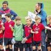 Erfolgreiche Nachwuchskicker der TSG Waldbüttelbrunn: (hinten von links) Lothar Kreile, die Trainer Frank Kuß und Jürgen Nöth, Schweinfurts Stadtrat Jürgen Montag sowie (vorne von links) Julius Siegler, Nils Kuß, Martin Max mit dem Lothar-Kreile-Pokal, Jannis Löhlein, Philipp Nöth, Lennard Karl, David Hellmann, Florian Schwamm, Luca Nees, Alexander Roos, Simon Diedrich. Auf dem Bild fehlt Theresa Haas, die in der Vorrunde ebenfalls zum Einsatz gekommen ist.