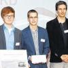 Auf der Erfolgsspur: Die Haßfurter Gymnasiasten Lorenz Schneidmadel (von links), Paul Mentzel und Fabian Schech erhielten von der Schaeffler FAG Stiftung ein Preisgeld von 1500 Euro für ihre NEtwicklung einer Nano-Biogasanlage. Mit im Bild ihr schulischer Projektleiter Marco Hartmann und Schulleiter Max Bauer.