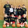 (pm)   Die Mannschaft der Grundschule Dürrchbachgrund hat die Basketball-Meisterschaft der Würzburger Grundschulen gewonnen. Auf dem zweiten Platz des Turniers bei dem acht Grundschulen und eine Förderschule teilgenommen haben, landete die Grundschule Heuchelhof, die sich erst im Finale geschlagen geben musste. Unser Bild zeigt das Siegerteam: (hinten von links) Horst Peter, Werner Karl, Jakob Häusner, Maximilian Reiß, Valentin Schmitt sowie (vorne von links) Simon Stöhr, Larissa Klüglein, Björn Büchner, Marvin Gorol.