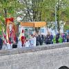 (hf)   Die eucharistische Prozession am Ostersonntag in der Gemeinde Wülfershausen hat Tradition. Sie gehört hier seit vielen Jahren zur Osterzeit. Am Abend des Ostersonntag waren denn auch an den Häusern, an Gehwegen, auf der Friedhofsmauer oder in den Vorgärten Lichter aufgestellt, die den Weg der Prozession säumten. Der Weg führte von der Kirche St. Vitus durch das gesamte Dorf, entlang der Fränkischen Saale und wieder zurück zum Gotteshaus. Wie seit Jahren trugen Mitglieder des Gemeinderates des „Himmel“, unter dem Pfarrer Dr. José Karickal die goldene Monstranz trug. Begleitet wurde die Prozession von der Musikkapelle und zahlreichen Gläubigen. Solche Osterprozessionen sind heute selten geworden. So gibt es sie noch in Hendungen und in den 1960er Jahren gehörte sie auch zum festen Bestandteil der Osterzeit in Königshofen. Dann zog man von der Stadtpfarrkirche zum Marktplatz, wo ein Altar am Haus „Werp“ aufgebaut war. Dort wurde vom damaligen Stadtpfarrer Karl Merz das Osterevangelium gelesen und der Segen über die Stadt und die Bewohner ausgesprochen. Die Häuser rund um den Marktplatz waren mit zahlreichen Kerzen geschmückt und gaben dem Abend ein besonderes, festliches Ambiente.