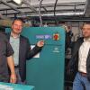 (la)   Der noch junge „Dachs Pro 20“ der Schweinfurter Firma Senertec steht jetzt im VW-Autohaus Vossiek. Die Kraft-Wärme-Koppelung der neuesten Generation, die für große Mehrfamilienhäuser und Gewerbebetriebe entwickelt wurde, musste nur von der Carl-Zeiss-Straße 18 in die Deutschhöfer Straße 45 geliefert werden. Ausgerüstet ist der „Dachs Pro 20“ mit einem 2000 Kubikzentimeter VW-Motor, weshalb „die Entscheidung einfach so fallen musste“, meinte Stefan Bauer vom Autohaus Vossiek. Unser Bild zeigt von links: Geschäftsführer Jürgen Buchert vom Installationsbetrieb Buchert, Stefan Bauer, Oliver Brändlein (Firma Buchert) und Max Buchert (Firma Buchert).