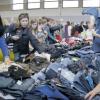 (iko)  Einen Erfolg hat das achtköpfige Organisationsteam vom Katholischen Frauenbund in Rimpar bei seinem 20. Erwachsenenkleidermarkt verbuchen können. Der Jubiläumskleidermarkt war bestens besucht, und „der Umsatz war für den Frühjahrmarkt sehr gut“, freute sich Elisabeth Kütt. Vor allem die Herrenabteilung sei diesmal gewachsen und findet immer mehr Gefallen bei männlichen Einkäufern. 20 Prozent des Umsatzes der Verkäufer haben die Veranstalter wieder einbehalten. Sie werden davon Spenden für das dreiwöchige Hüttendorf im Sommer und für die Seniorentagespflege St. Gregor übergeben. Betagte und rüstige Tagespflegegäste wollen eine Wallfahrt nach Retzbach machen und dazu geeignete Fahrzeuge anmieten. Der nächste Kleidermarkt für Erwachsene in der Alten Turnhalle in Rimpar ist im Oktober, dann für Herbst- und Winterkleidung.