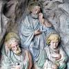 (kv)   Am Abend des Gründonnerstag werden in den Kirchen nach der Messe mit Fußwaschung häufig auch Wachestunden angeboten. Zu den verborgenen Schönheiten in Gerolzhofen zählt die kunsthistorisch bedeutende Ölbergkapelle an der Südseite der Stadtpfarrkirche, die die biblische Szene im Garten Gethsemane nachstellt. Obwohl direkt am belebten Marktplatz errichtet, eilen täglich Hunderte Fußgänger zügigen Schrittes achtlos an dem Kunstwerk aus der Spätgotik vorbei. Wer hat sich schon mal die Zeit genommen und hat dieses Meisterwerk der Bildhauerkunst, das um 1500 entstanden ist, in aller Ruhe im Detail betrachtet? Neben der lebensgroßen Sandsteinfigur des betenden Christus und den Reliefs der übrigen Jünger sticht besonders die Darstellung der schlafenden drei Jünger ins Auge: Petrus, Jakobus und Johannes. Die Figur des Johannes sitzt rechts, die Darstellung ohne Bart kennzeichnet ihn als Jüngling. Petrus in der Mitte ist durch das Schwert, das er mitführt, zu identifizieren. Denn laut Bibel zog Petrus bei der Verhaftung Jesu ein Schwert und schlug dem Knecht des Hohenpriesters das rechte Ohr ab.