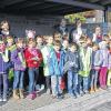 (ehe)   Bayernweit tragen Schulweghelfer maßgeblich zur Sicherheit der Kinder auf dem Schulweg bei. Nun durfte sich die Gemeinde Erlabrunn über eine komplette Ausstattung ihrer freiwilligen Helfer durch die Bayernwerk AG freuen. Als Partner der Landesverkehrswacht Bayern sorgt sie seit 2004 für die Ausrüstung der Schulweghelfer. Kommunalbeauftragter Frank Schneider übergab die Ausrüstung an die Grundschüler und ihre Lehrer Gabriela Lingg und Senta Schässburger. 31 000 ehrenamtliche Schülerlotsen, Schulweghelfer, Schulbusbegleiter und Schulbuslotsen setzen sich in Bayern für die Sicherheit der Schulkinder im Straßenverkehr ein. Etwa einhundert Pakete mit leuchtend gelber Bekleidung, bestehend aus wetterfesten Sicherheitsjacken, Warnwesten und reflektierenden Sicherheitskellen, werden jährlich zur Verfügung gestellt, verdeutlichte Frank Schneider. Bürgermeister Günter Muth dankte „für den willkommenen Beitrag zur Sicherheit auf dem Schulweg.“