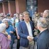 Rummel am Rathaus: Rote Rose für Wahlsieger Klaus Schmidt.