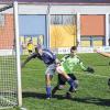 (swt)   Eine 2:0-Führung reichte dem FC Donnersdorf in der A-Klasse Schweinfurt 5 nicht zum Sieg gegen den SC Obereuerheim, der sich nach der Pause noch ein 2:2 erkämpfte. Kurz vor dem Ende mussten die Gäste noch eine Schrecksekunde überstehen, als Donnersdorfs Andreas Meißner (Mitte) vor SCO-Keeper Maximilian Johannes am Ball war, aus dieser Situation aber kein Kapital schlagen konnte. SCO-Kapitän Sebastian Pfister (rechts) muss nicht eingreifen.