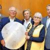 50-jährige Vereinstreue: Dafür wurden beim Alpenverein von Heinz Steidle (2. von links) geehrt: Lothar Schmitt, Helga Zoll, Ursula Müller und Dietmar Möckel. Steidle hält das von Familie Müller gespendete Orientierungsrad.  Foto Peter Rauch