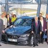 (ret)   Bei der traditionellen Nikolaus-Sonderauslosung 2013 von Lotto Bayern wurden 14 BMW 113i und drei 318 d an Gewinner aus ganz Bayern verlost. Einer der Einser-BMW ging an Martin Schätzlein (zweite Reihe, Dritter rechts) aus Uettingen. Die Übergabe der Autos fand jetzt in der BMW-Welt in München statt. Alle Gewinner konnten nach einer Werksführung ihr neues Fahrzeug direkt mitnehmen. Eigentlich hat Martin Schätzlein nicht selbst den Lotto-Schein abgegeben, sondern sein Großvater, der das Auto prompt seinem Enkel schenkte. „Wer vergisst, seinen Gewinn bei Spiel 77 abzuholen, eröffnet die Chance auf attraktive Gewinne für Spielteilnehmer einer Sonderauslosung“, teilte Erwin Horak, Präsident der Staatlichen Lotterieverwaltung, bei der Übergabe der Gewinne mit. Kleingewinne werden gelegentlich nicht von den Gewinnern abgeholt. Diese kommen bei Spiel 77 durch Sonderauslosungen wieder den Spielteilnehmern – dieses Mal in Form von Autos – zugute.