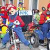 (rw)   So richtig bunt trieben es am Faschingsdienstag die Marktbreiter. Knapp zwei Dutzend Wagen und Fußgruppen zogen vorbei an zahlreichen fantasievoll gekleideten Zuschauern durch die Altstadt. Die Faschingsbegeisterten aus Marktbreit, Marktsteft, Segnitz, Seinsheim und Tiefenstockheim hatten sich auch heuer einiges einfallen lassen und nahmen so manches aktuelles Thema karnevalistisch aufs Korn. Die Abhöraffäre war ebenso ein Thema wie das erfolgreiche Bürgerbegehren zum Verbleib der Aral-Tankstelle. Die Akteure auf den Wagen ließen einen Bonbon- und Popcornregen niedergehen, über den sich vor allem die Kinder freuten, die den süßen Niederschlag in mitgebrachte Tragetaschen schaufelten. Fest steht, der Sportclub Marktbreit und seine Unterstützer haben einmal mehr mit ihrem kleinen aber feinen Umzug Bombenstimmung ausgelöst.