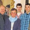 Bürgermeister Stefan Paulus (rechts) würdigte die Zivilcourage von Harald Bott, die langjährige Büchereileitung von Franz und Waltrud Paulus, die Handwerkskammermedaille von Maximilian Schenk, den hervorragenden Berufsfachabschluss von Thomas Kraus sowie die langjährige Mitarbeit von Werner Dorn im gemeindlichen Bauhof (von links).