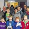 Das Bauzentrum Kuhn schüttet sein Füllhorn aus: Geschäftsführer Karl Dengel (links) und Sebastian Dengel (Dritter von links) übergaben an Mathilde Schöffer und Gisela Wolpert (Hospiz-Verein Main-Spessart) sowie Annette Rosskamp (Kinderhospiz Sternenzelt Mainfranken, rechts) jeweils einen Scheck über 750 Euro und überreichten die Gewinne der Preisrätsel und Wettbewerbe.