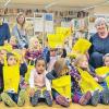 (mr)   Mit einer Büchereirallye ist die Aktion „Lesestart“ in der Liborius-Wagner-Bücherei der Diözese Würzburg gestartet. 25 Dreijährige (im Bild) aus dem katholischen Kindergarten Würzburg-Grombühl bestaunten bunte Märchenbücher und erkundeten bei einer Schatzsuche die Räume der Bücherei. Die Aktion „Lesestart“ der Stiftung Lesen soll Kinder auf Bücher neugierig machen und Eltern zum Vorlesen animieren. „Durch das Projekt werden die Kinder schon frühzeitig an das Lesen herangeführt. Das ist insgesamt für die Entwicklung wichtig“, erklärte Doris Füßner von der Liborius-Wagner-Bücherei. Jedes Kind erhielt einen gelben Beutel mit einem Bilderbuch, einem Lesezeichen und Broschüren für die Eltern. Die Informationen sind auf Deutsch, Türkisch, Polnisch und Russisch, damit auch Migranten praktische Vorlesetipps erhalten. Angemeldete Kindergartengruppen, aber auch einzelne Kinder können die Bücherei besuchen und die Welt der Bücher erkunden.