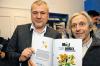Es ist vollbracht: Jürgen Keller (links), Bereichsleiter der evangelischen Kinder- und Jugendhilfe, und Bernhard Reiser stellten das Ergebnis des Projekts „Ma(h)l anders“ vor: Ein von Jugendlichen erstelltes Kochbuch mit gesunden und umweltfreundlichen Gerichten.