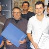 Ehrungen bei der Baufirma Hartmann in Albertshofen: Firmeninhaber Alfred Hartmann (links) und Achim Hartmann (hinten) gratulieren Jürgen Brunner (vorne links) für seine 25-jährige Betriebszugehörigkeit und Sebastian Böhm und Marcel Lehner zu ihren Gesellenbriefen.
