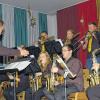 In weihnachtlicher Feierlaune: Die Dead Horse Big Band beim großen Konzert des Musik- und Heimatvereins Heustreu in der Festhalle.