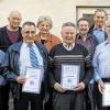 Unter dem Dach des Sozialverbands: Eine ganze Reihe von Mitgliedern wurden für ihre langjährige Treue zum VdK-Ortsverein Fladungen geehrt. Dazu gratulierten die Ortsverbandsvorsitzende Marlies Landgraf (Fünfte von links), der stellvertretende Kreisvorsitzende Gerd Mainz (links) und Fladungens zweite Bürgermeisterin Agathe Heuser-Panten.