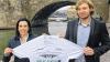 Leidenschaft verbindet: Gabriele Nelkenstock und Daniel Sauer mit dem neuen Fan-Trikot der Rimparer Wölfe, mit dem die Jugend beim Charity Day am 26. Januar in der s.Oliver Arena einläuft.