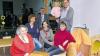 Meilenstein: Stolz ist die Gemeinde Grettstadt auf ihre neue Kinderkrippe. Zur Teambesprechung trafen sich dort (von links vorne) Leiterin Ulrike Brand, ihre Stellvertreterin Anette Lorenz, Svenja Flynn (Kindergarten Untereuerheim) und Frauke Kimmel (Kindergarten Obereuerheim) mit Bürgermeister Ewald Vögler und Geschäftsleiter Jürgen Markert mit Savannah Flynn.
