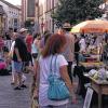 Nachtflohmarkt mit tropischen Temperaturen: am Freitagabend in der Marktheidenfelder Altstadt.
