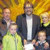 (ts)  Eine Spende in Höhe von 1000 Euro hat die Firma Fallis Transport aus Egenhausen an Rainer Brandenstein vom Haus Marienthal überreicht, um die Arbeit in der Einrichtung zu unterstützen. Unser Bild zeigt (von links) Ronald Fallis mit Sohn Louis, Rainer Brandenstein sowie Katja Fallis mit Sohn Tom.