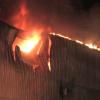 Meterhohe Flammen schlugen am Samstagabend aus der Halle der Abfallfirma Recotex im Neuen Hafen von Würzburg. Die Brandursache war am Abend unklar. Verletzt wurde niemand. Es war der zweite Großbrand in knapp einer Woche auf dem Gelände von Recotex.